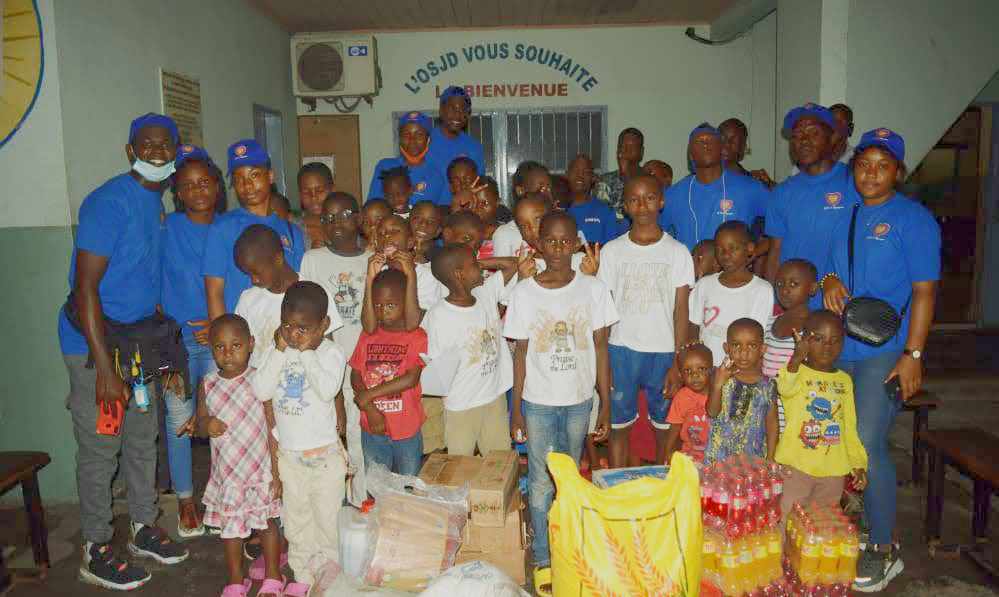 Cameroon team with orphanage kids in 2021